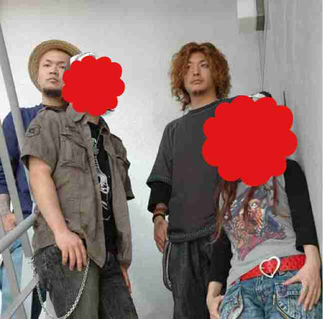 有名グループアーティスト、ボーカルともう一人隠したら分からない説