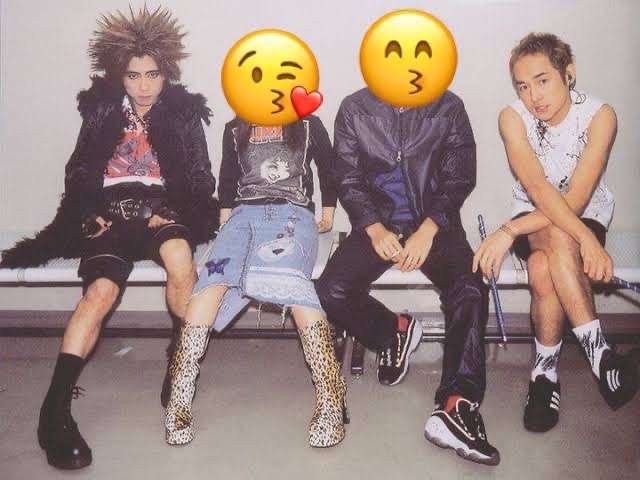 有名グループアーティスト、ボーカルともう一人隠したら分からない説