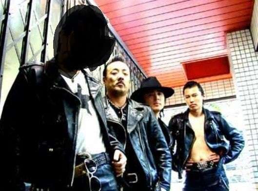 有名グループアーティスト、ボーカルともう一人隠したら分からない説