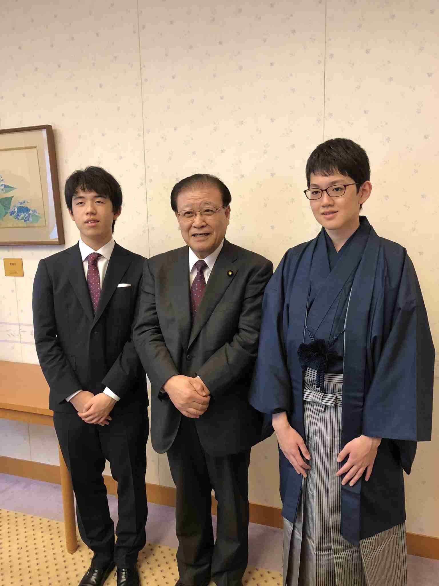 藤井棋聖　2冠奪取へ　師匠の杉本八段が新たな羽織を贈る