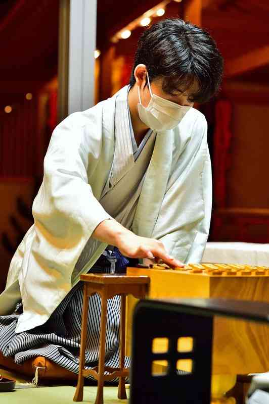 藤井棋聖　2冠奪取へ　師匠の杉本八段が新たな羽織を贈る