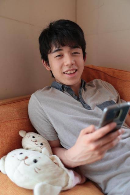 藤井棋聖　2冠奪取へ　師匠の杉本八段が新たな羽織を贈る