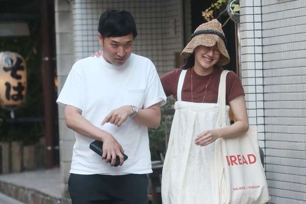 誕生日の蒼井優、夫・山里亮太ライブに駆け付けたラブラブ姿
