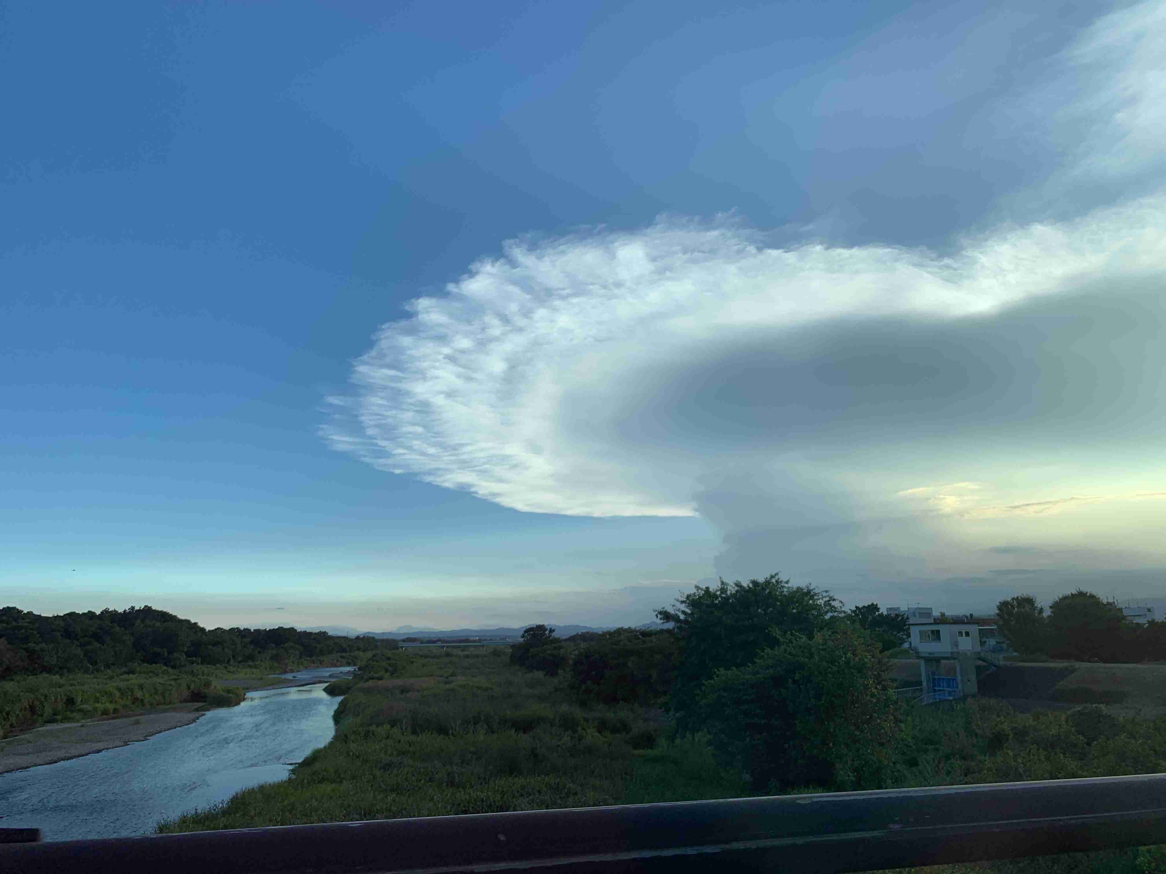 関東南部、遠方の空に「かなとこ雲」が出現