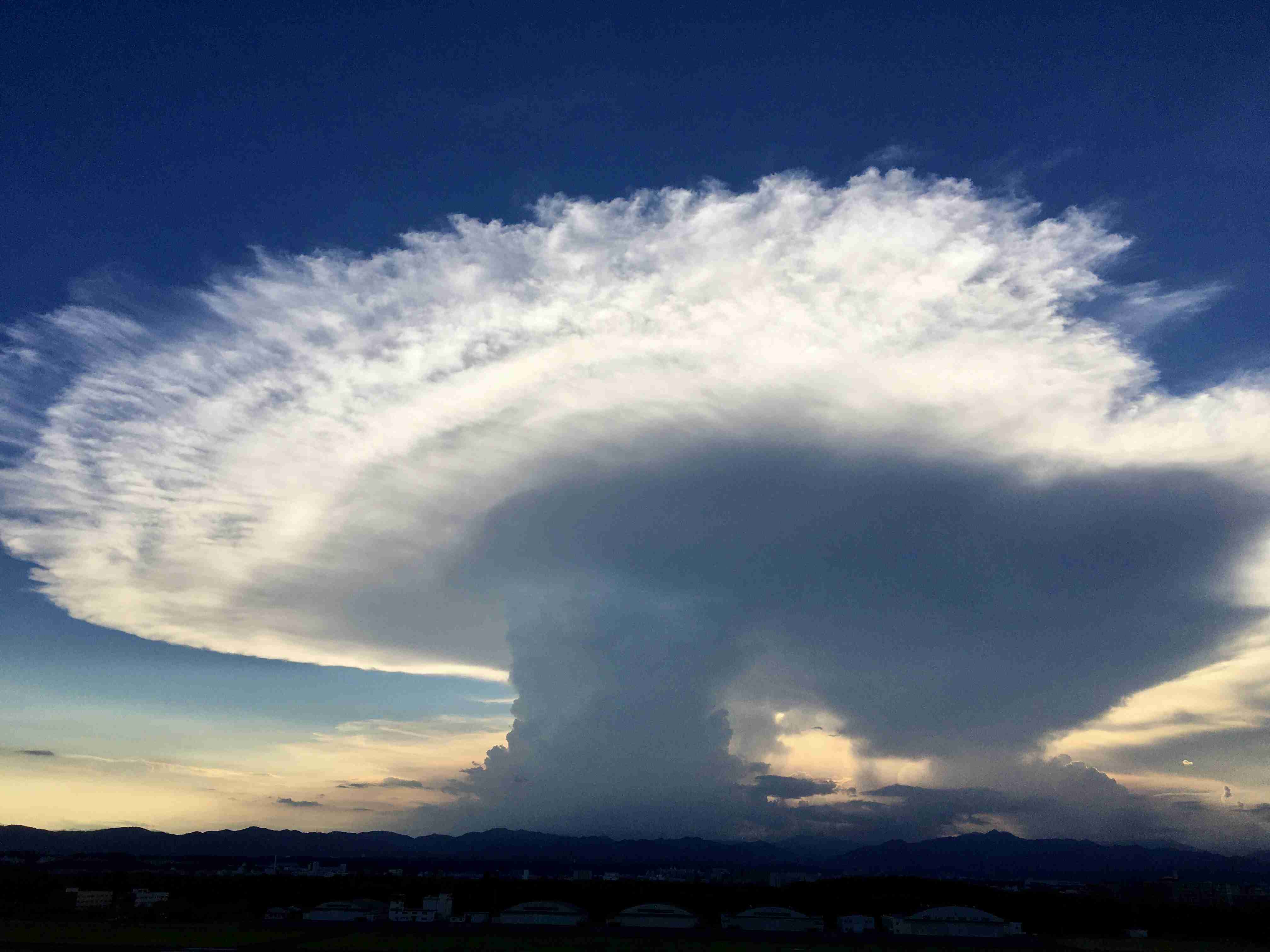 関東南部、遠方の空に「かなとこ雲」が出現