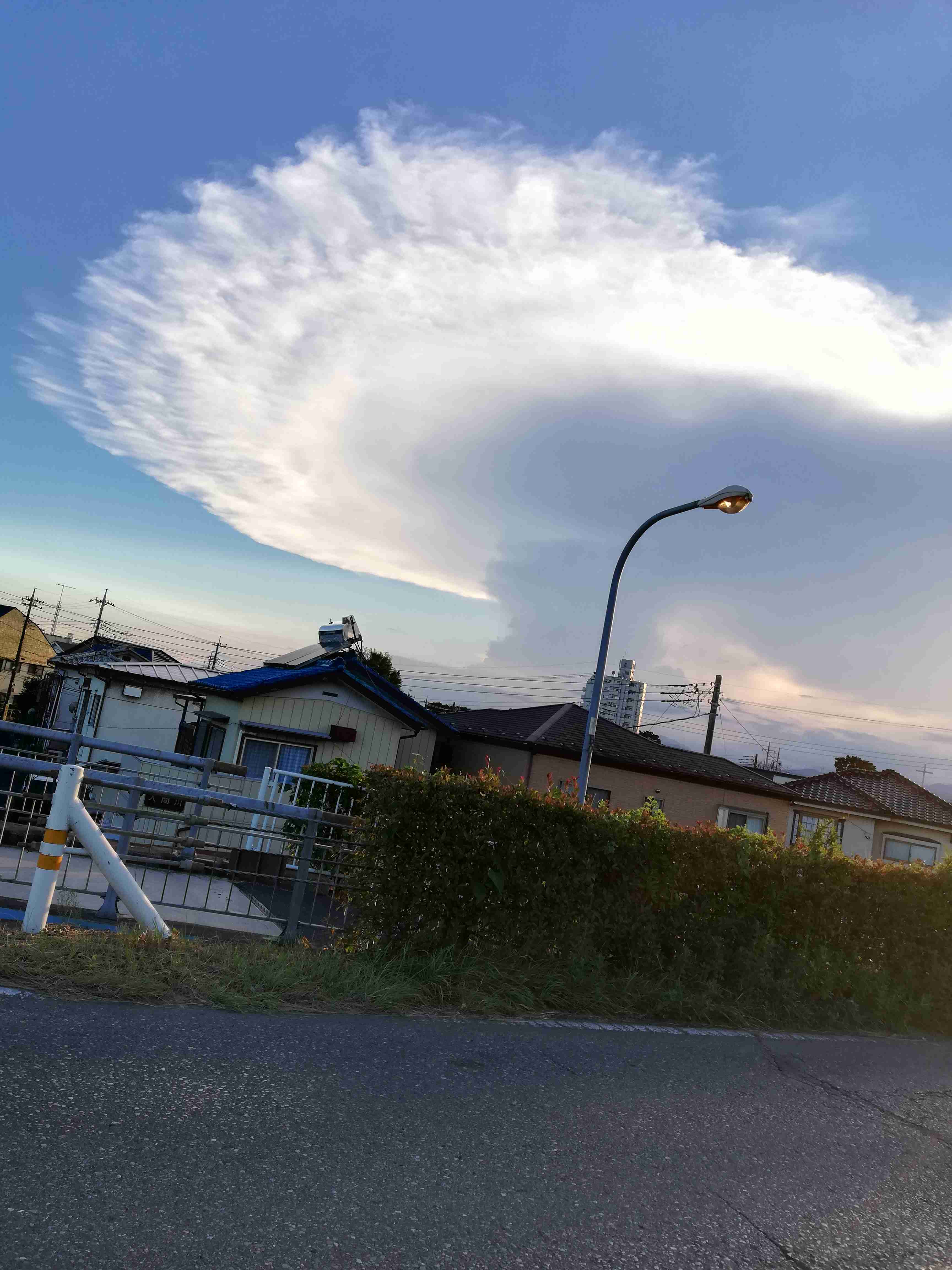 関東南部、遠方の空に「かなとこ雲」が出現