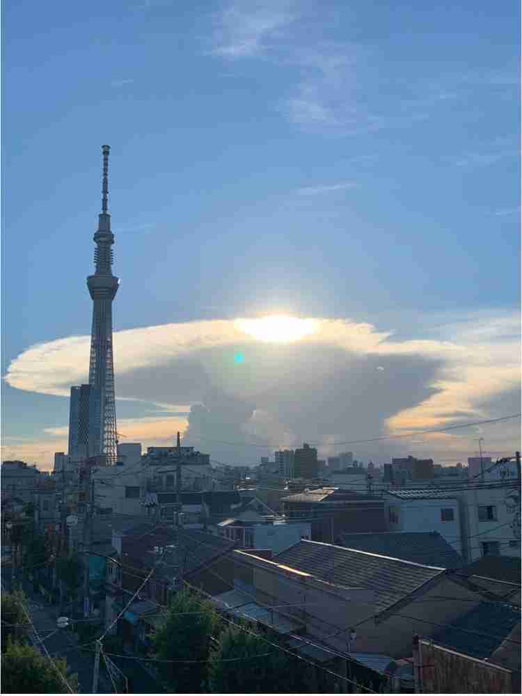 関東南部、遠方の空に「かなとこ雲」が出現