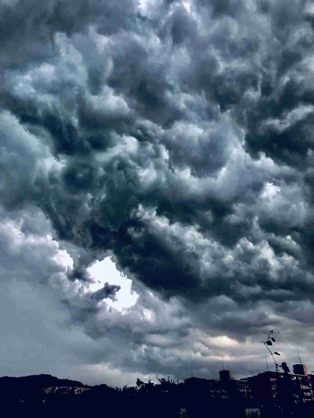 関東南部、遠方の空に「かなとこ雲」が出現