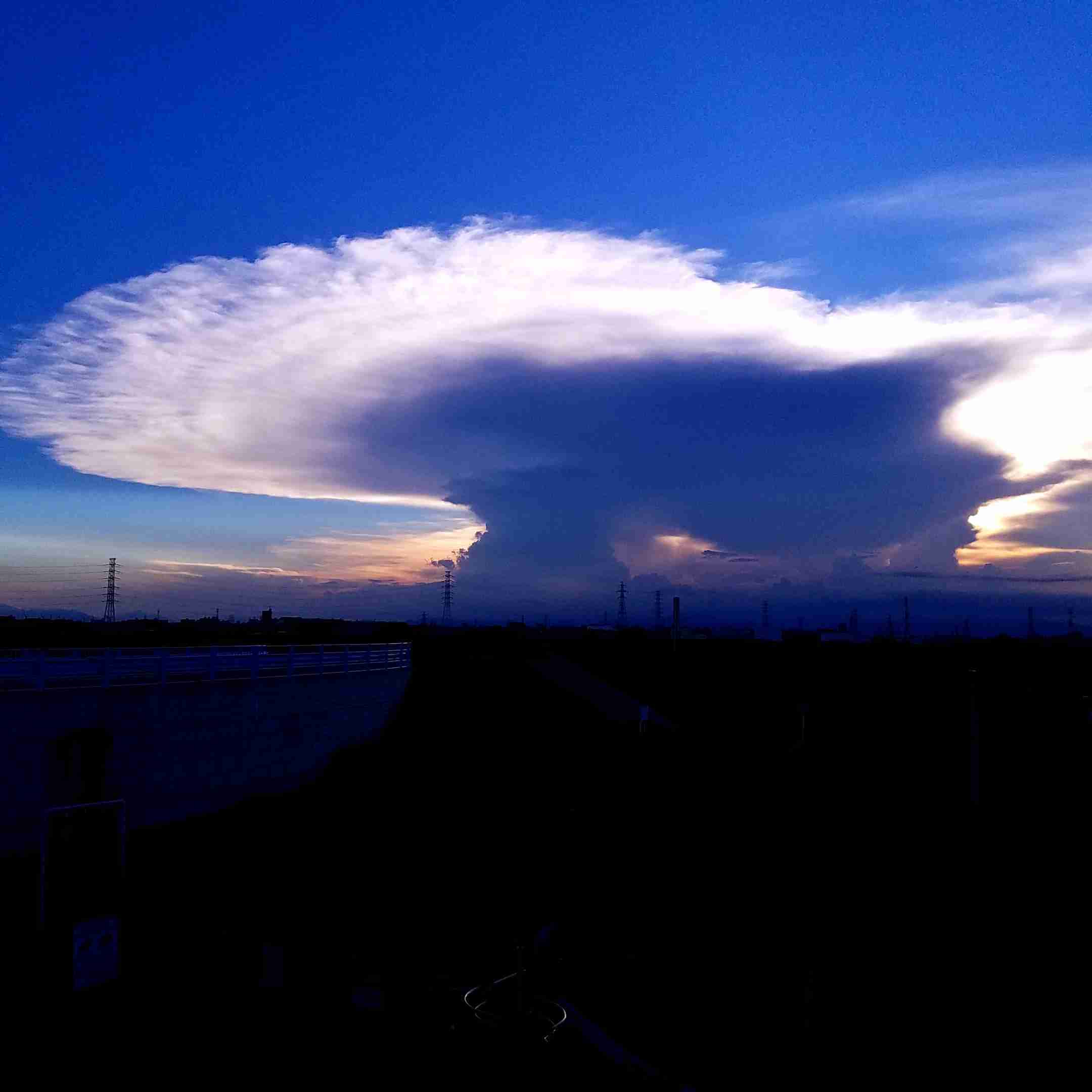 関東南部、遠方の空に「かなとこ雲」が出現