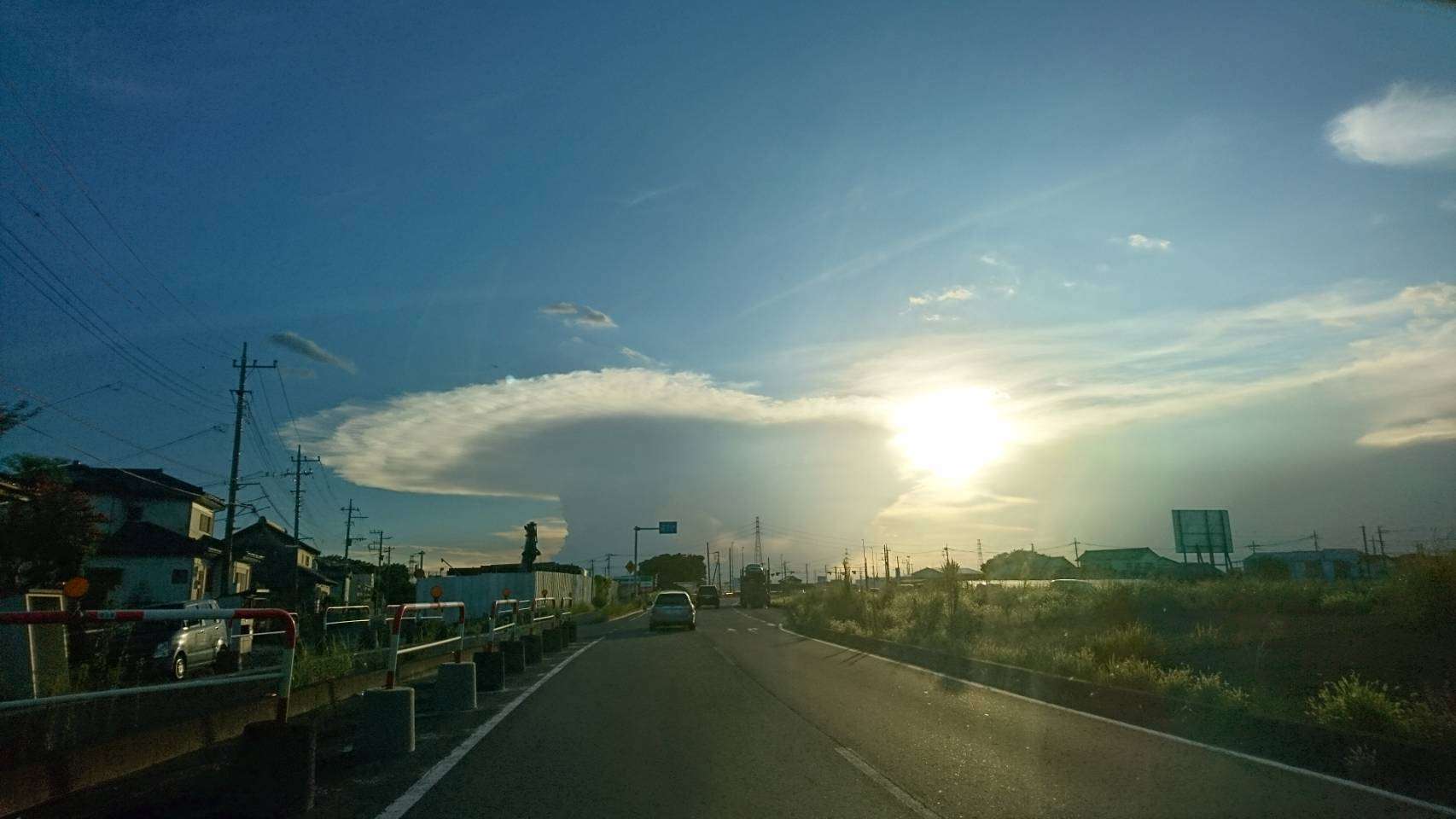 関東南部、遠方の空に「かなとこ雲」が出現