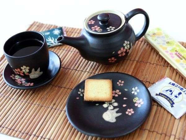 ティーカップ、コーヒーカップを愛でるトピ