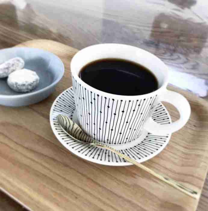 ティーカップ、コーヒーカップを愛でるトピ