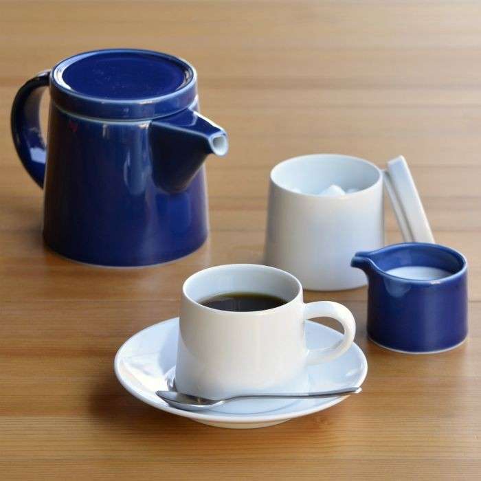 ティーカップ、コーヒーカップを愛でるトピ