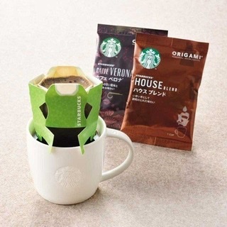 ティーカップ、コーヒーカップを愛でるトピ