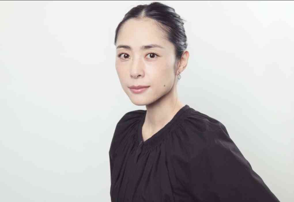 観月ありさ、太ももあらわな美脚ショット「信じられない長さ美しさ」「見とれました」