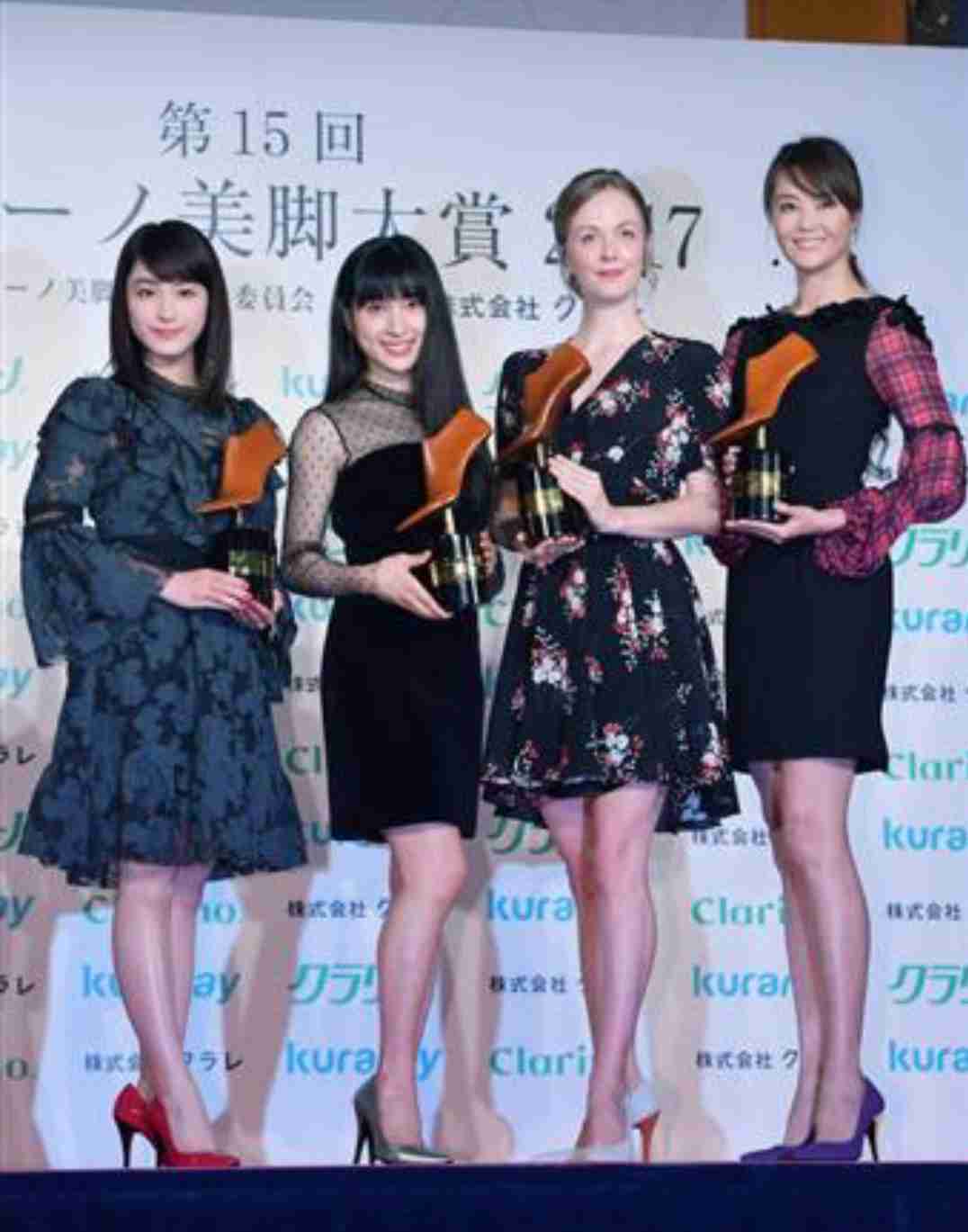 観月ありさ、太ももあらわな美脚ショット「信じられない長さ美しさ」「見とれました」