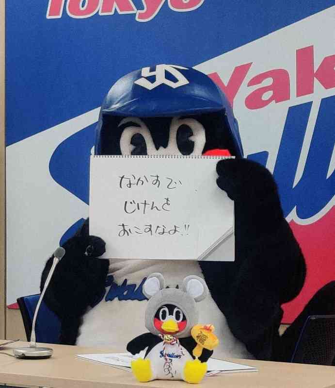 【プロ野球】ソフトバンクのロボット応援団に打球直撃…　バレンティンの柵越えが1台200万円のPepperを破壊
