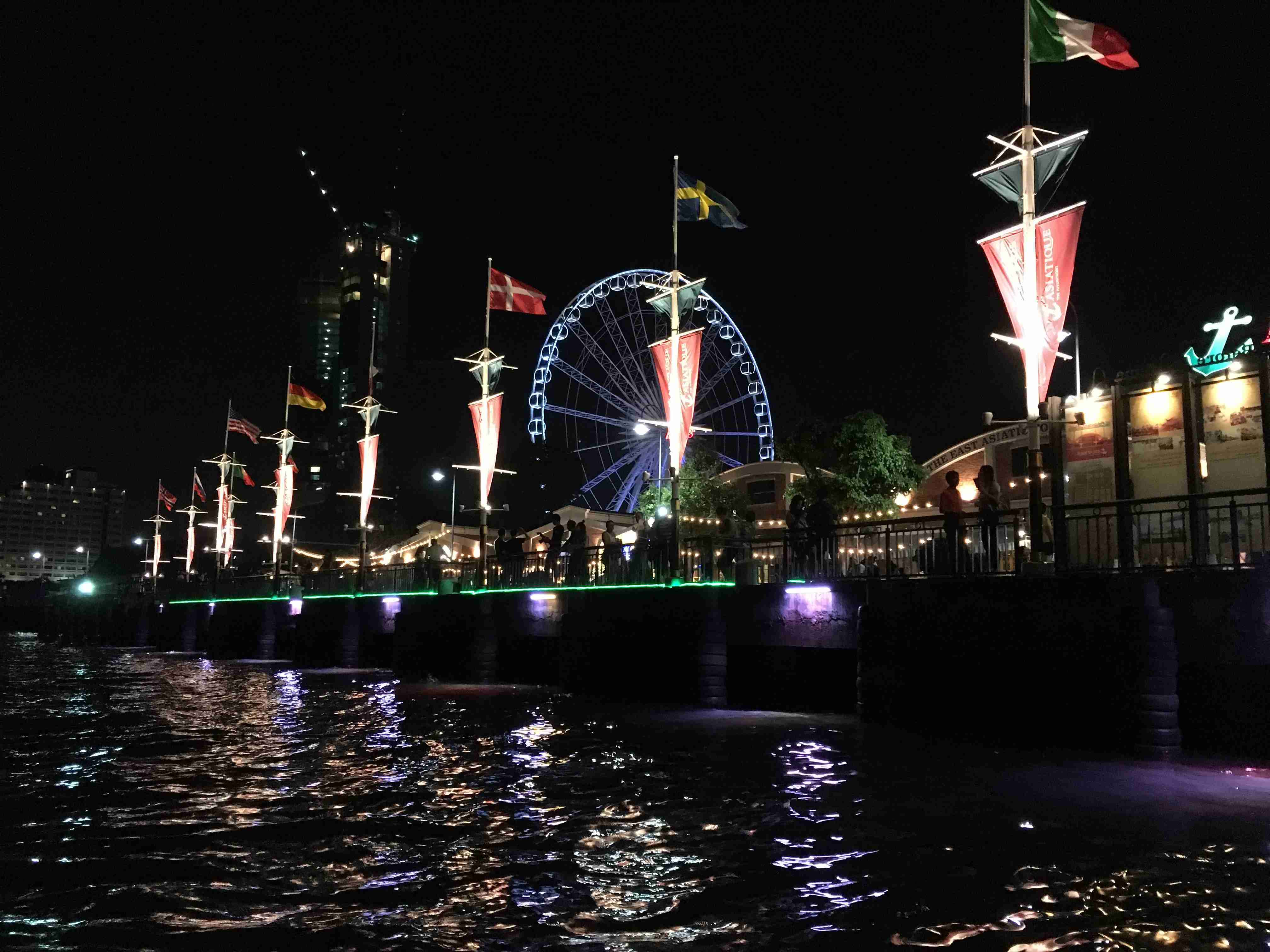 スマホに入ってる旅先の写真見せてください