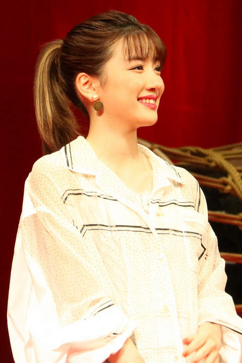 女優の舞台挨拶衣装を貼るトピPart3