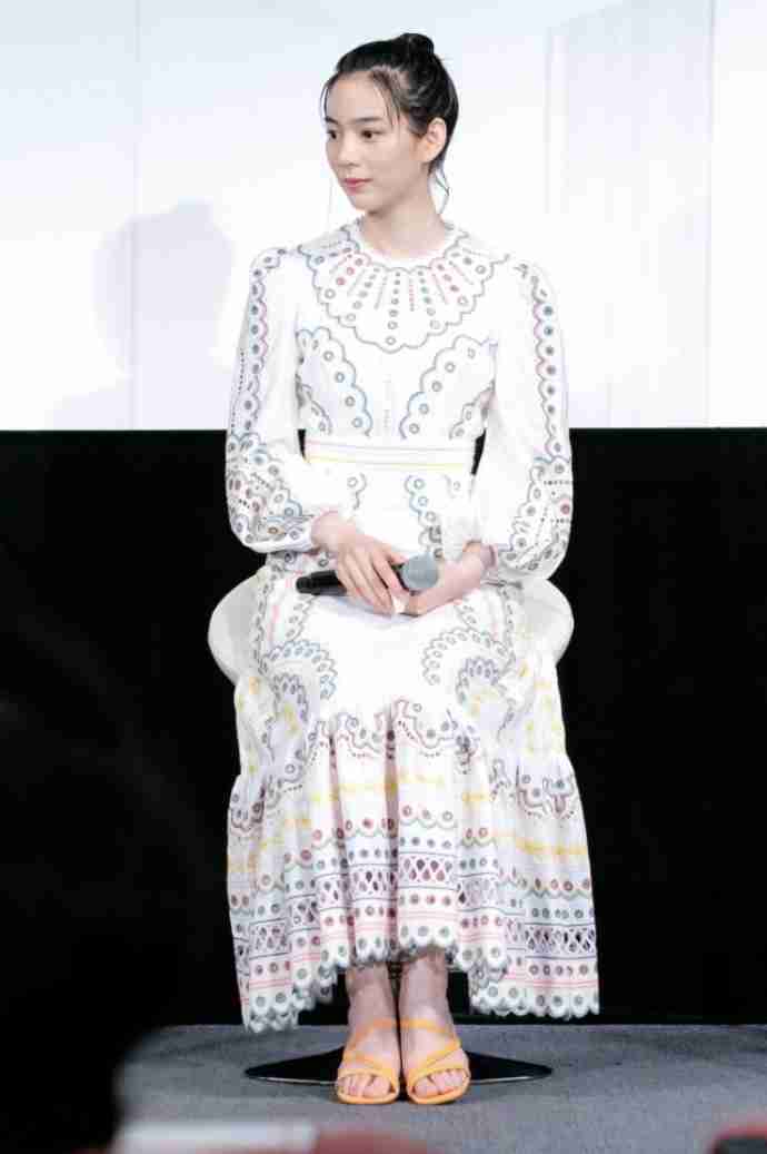 女優の舞台挨拶衣装を貼るトピPart3