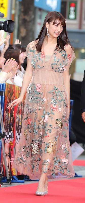女優の舞台挨拶衣装を貼るトピPart3