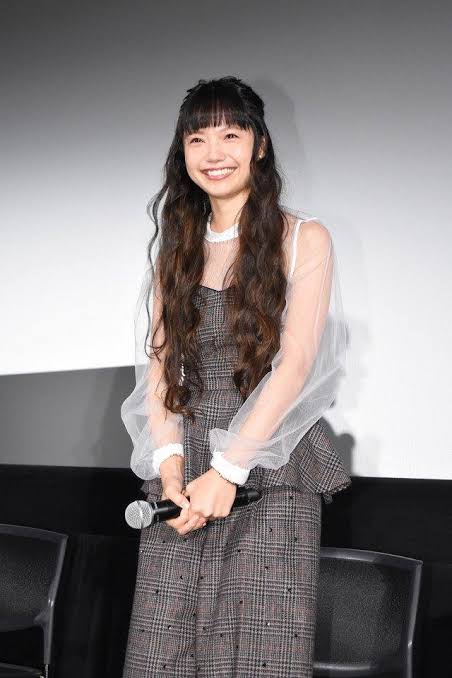 女優の舞台挨拶衣装を貼るトピPart3