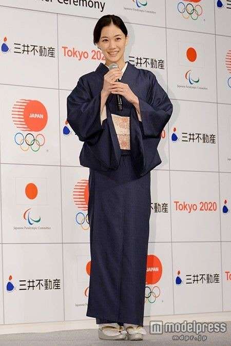 女優の舞台挨拶衣装を貼るトピPart3