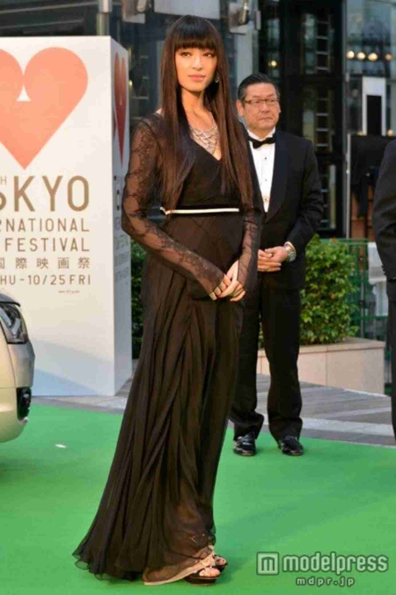 女優の舞台挨拶衣装を貼るトピPart3