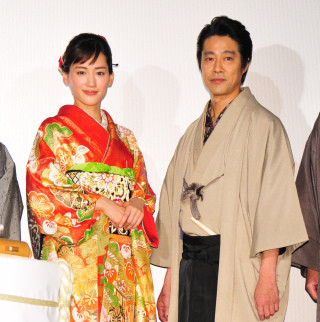 女優の舞台挨拶衣装を貼るトピPart3
