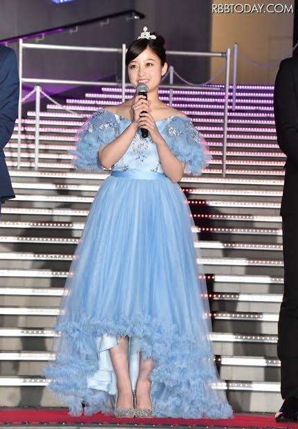 女優の舞台挨拶衣装を貼るトピPart3