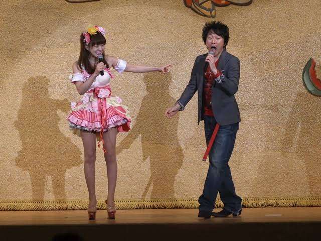 「かつみ･さゆり」さゆり、ミニエプロン風衣装で超美脚を披露「50過ぎてそのスタイルは驚愕」の声