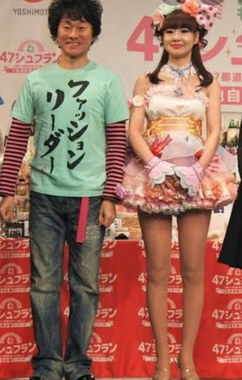 「かつみ･さゆり」さゆり、ミニエプロン風衣装で超美脚を披露「50過ぎてそのスタイルは驚愕」の声