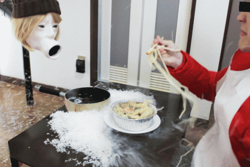 【対迷惑客用】マスクをつけない人に強制装着させる”マスク発射機”をYoutuberが開発！！