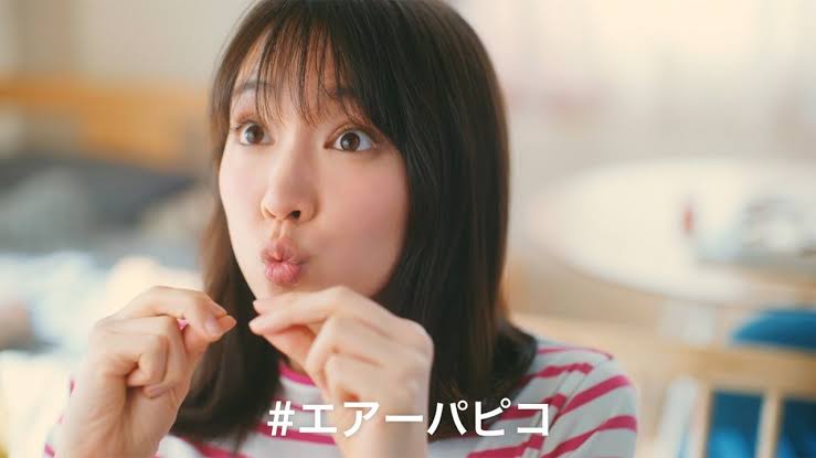 貼られたCMの画像を見て何のCMか分かったらプラス
