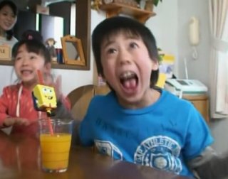 貼られたCMの画像を見て何のCMか分かったらプラス
