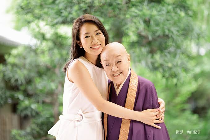 デヴィ夫人と同居する女子大生「中学から夫人のファンでした」