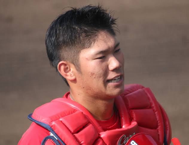 おでこが狭くて目の位置が高い人!