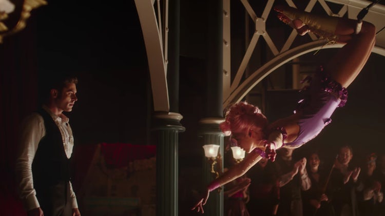 ドラマ・映画の見つめあう2人の画像