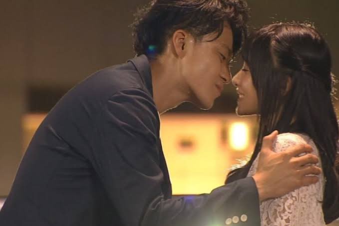 ドラマ・映画の見つめあう2人の画像