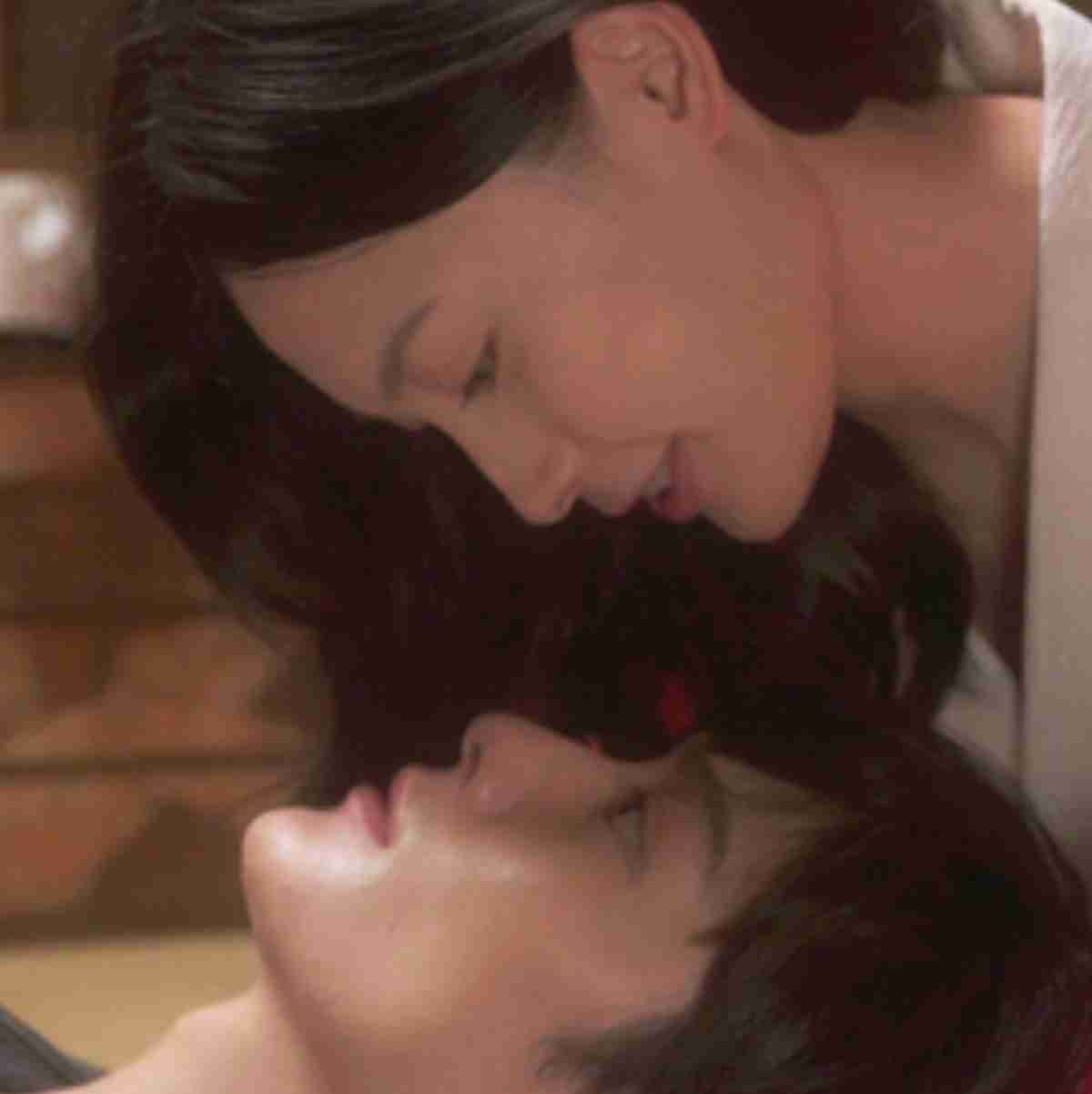 ドラマ・映画の見つめあう2人の画像