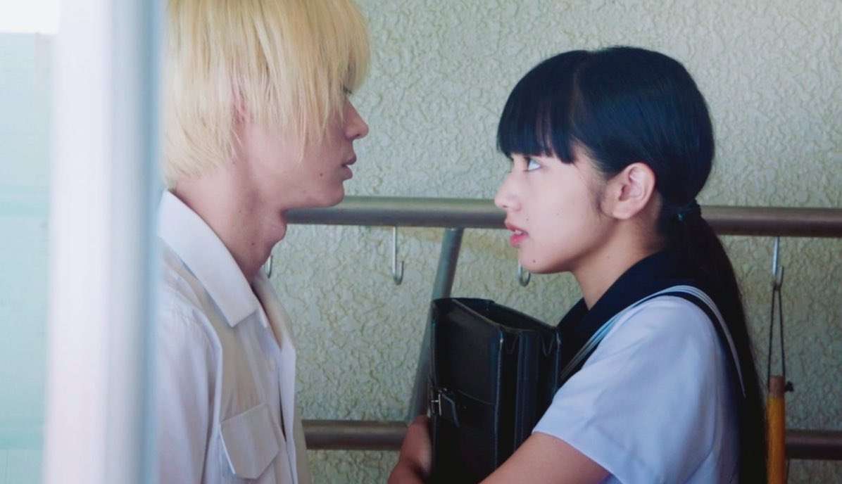 ドラマ・映画の見つめあう2人の画像