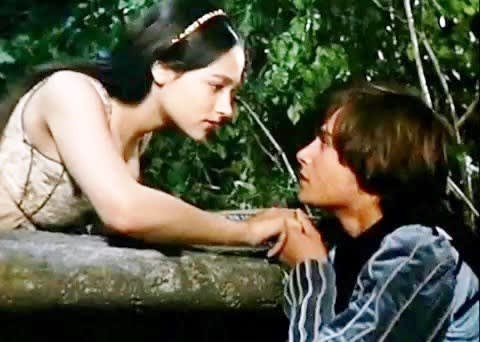 ドラマ・映画の見つめあう2人の画像