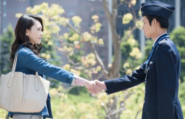 ドラマ・映画の見つめあう2人の画像