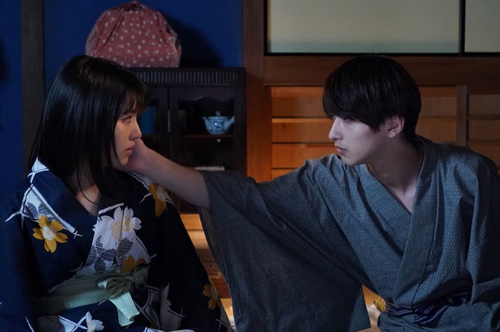 ドラマ・映画の見つめあう2人の画像