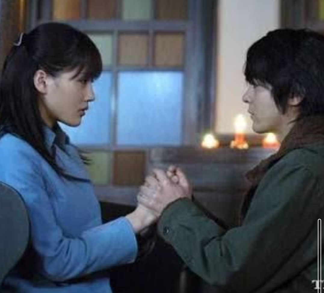 ドラマ・映画の見つめあう2人の画像