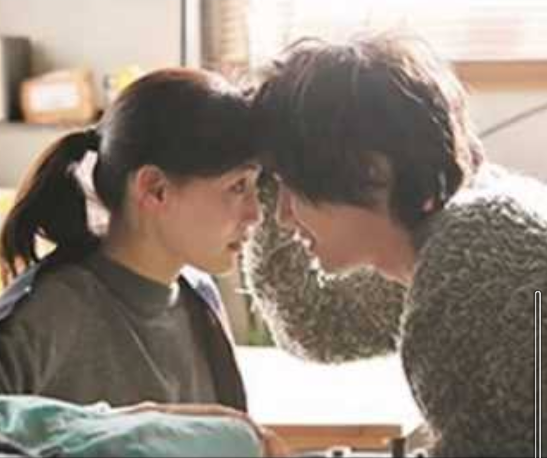 ドラマ・映画の見つめあう2人の画像