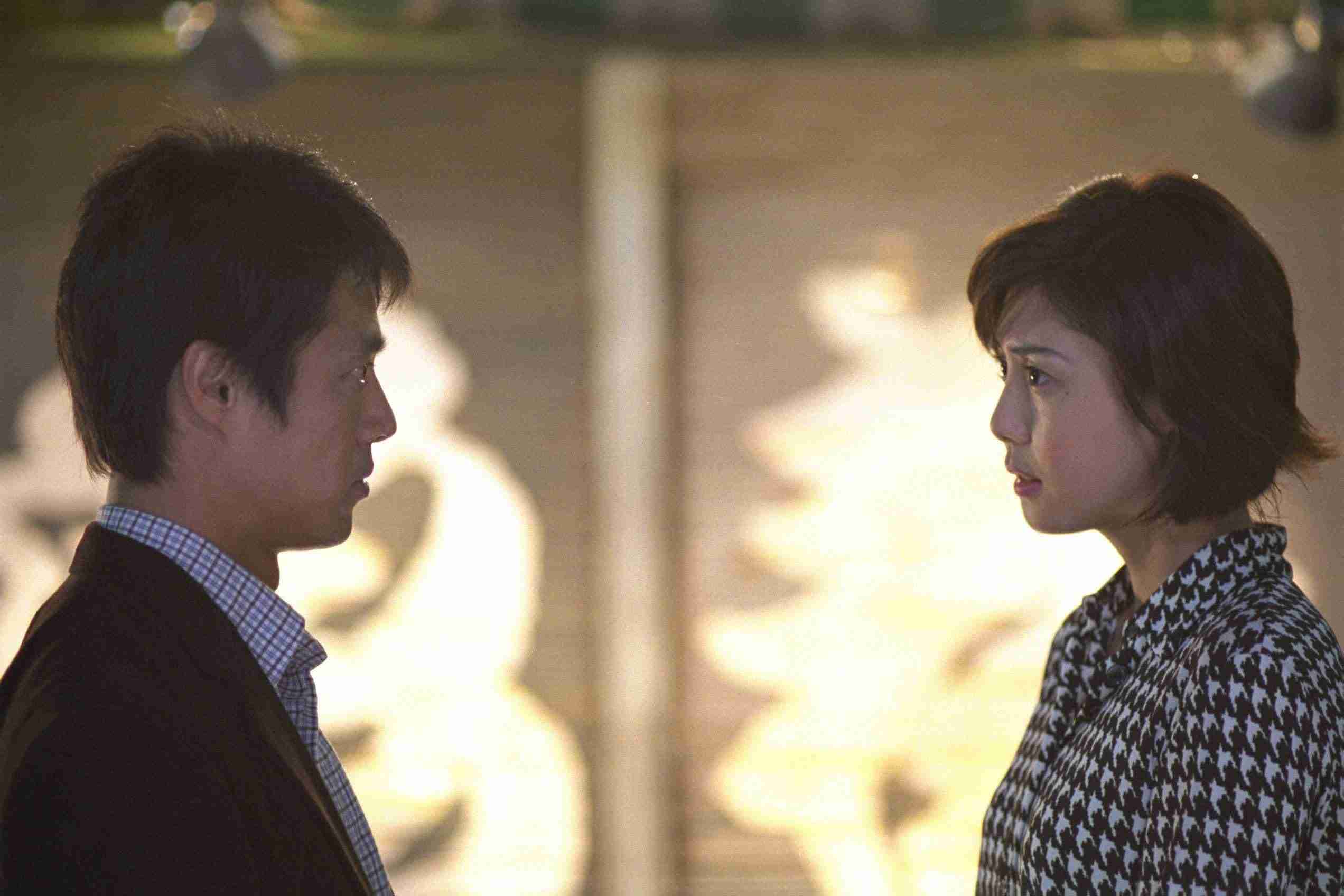 ドラマ・映画の見つめあう2人の画像