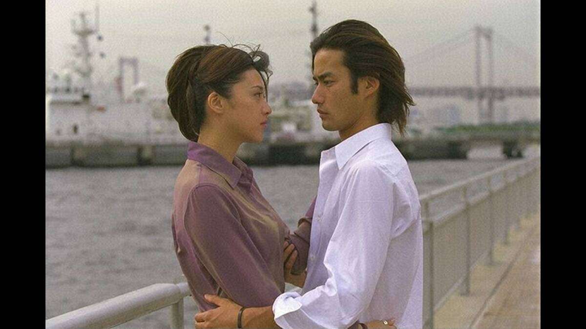 ドラマ・映画の見つめあう2人の画像