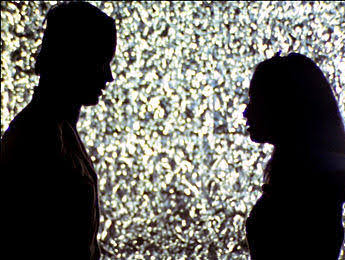 ドラマ・映画の見つめあう2人の画像