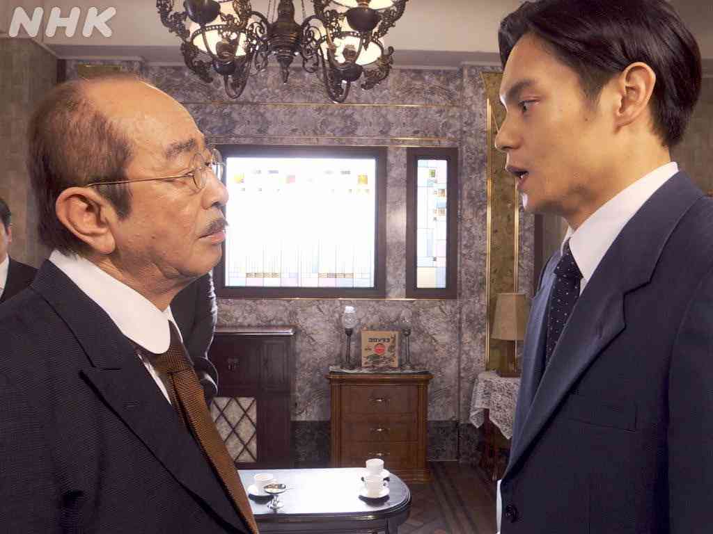 ドラマ・映画の見つめあう2人の画像